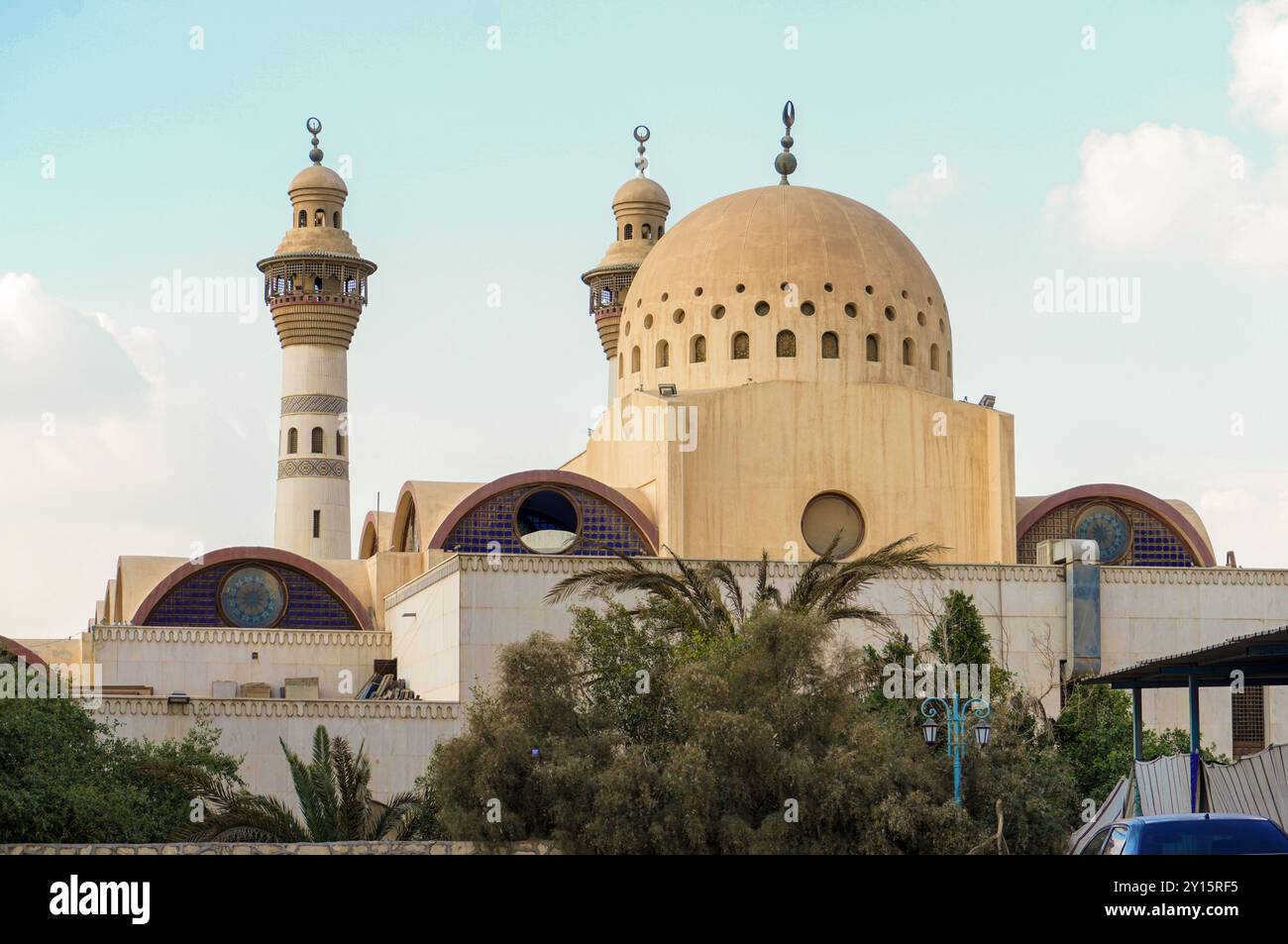 Die wunderschöne Außenansicht der Moschee mit Kuppel und Minarett in kairo ägypten an einem sonnigen Tag Stockfoto