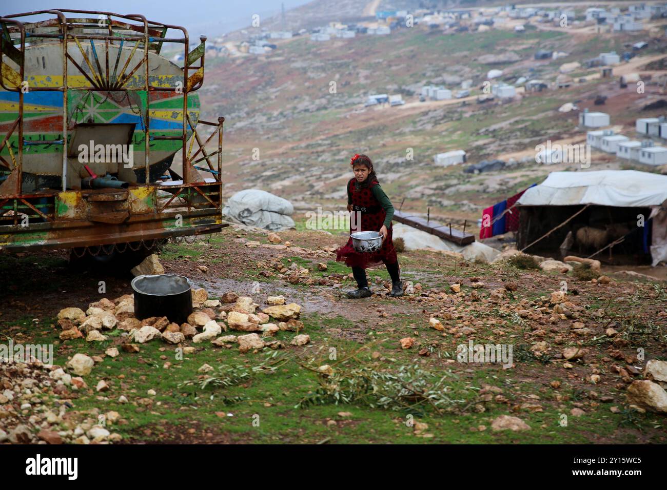 Idlib, Syrien. 26. Dezember 2022. Kinder im Lager Sheikh Bahr in der Nähe der Stadt Armanaz, auf dem Land von Idlib. Die ohnehin katastrophale humanitäre Lage der Binnenvertriebenen im Nordwesten Syriens verschlechtert sich mit dem Wintereinbruch weiter. Die meisten Bewohner des Lagers leben in provisorischen Zelten, die sie kaum vor der kalten Jahreszeit schützen, inmitten des anhaltenden Konflikts auf niedrigem Niveau in Syrien Stockfoto