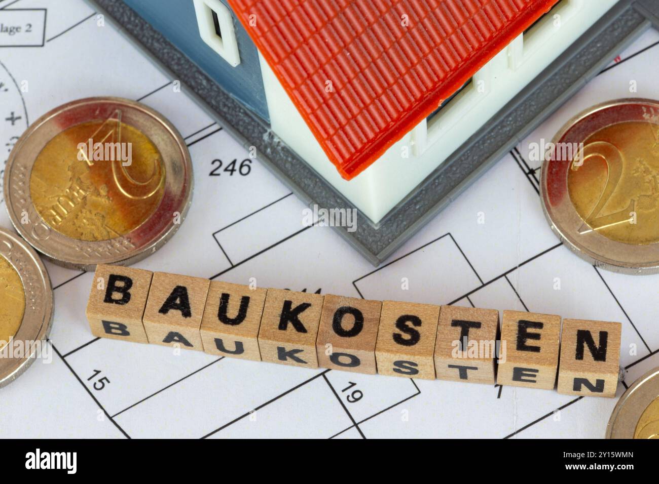 Symbolbild Baukosten: Modellhaus mit Buchtabenwürfeln *** Symbolbild der Baukosten für Modellhaus mit Buchstabenwürfeln Copyright: XUdoxHerrmannx Stockfoto