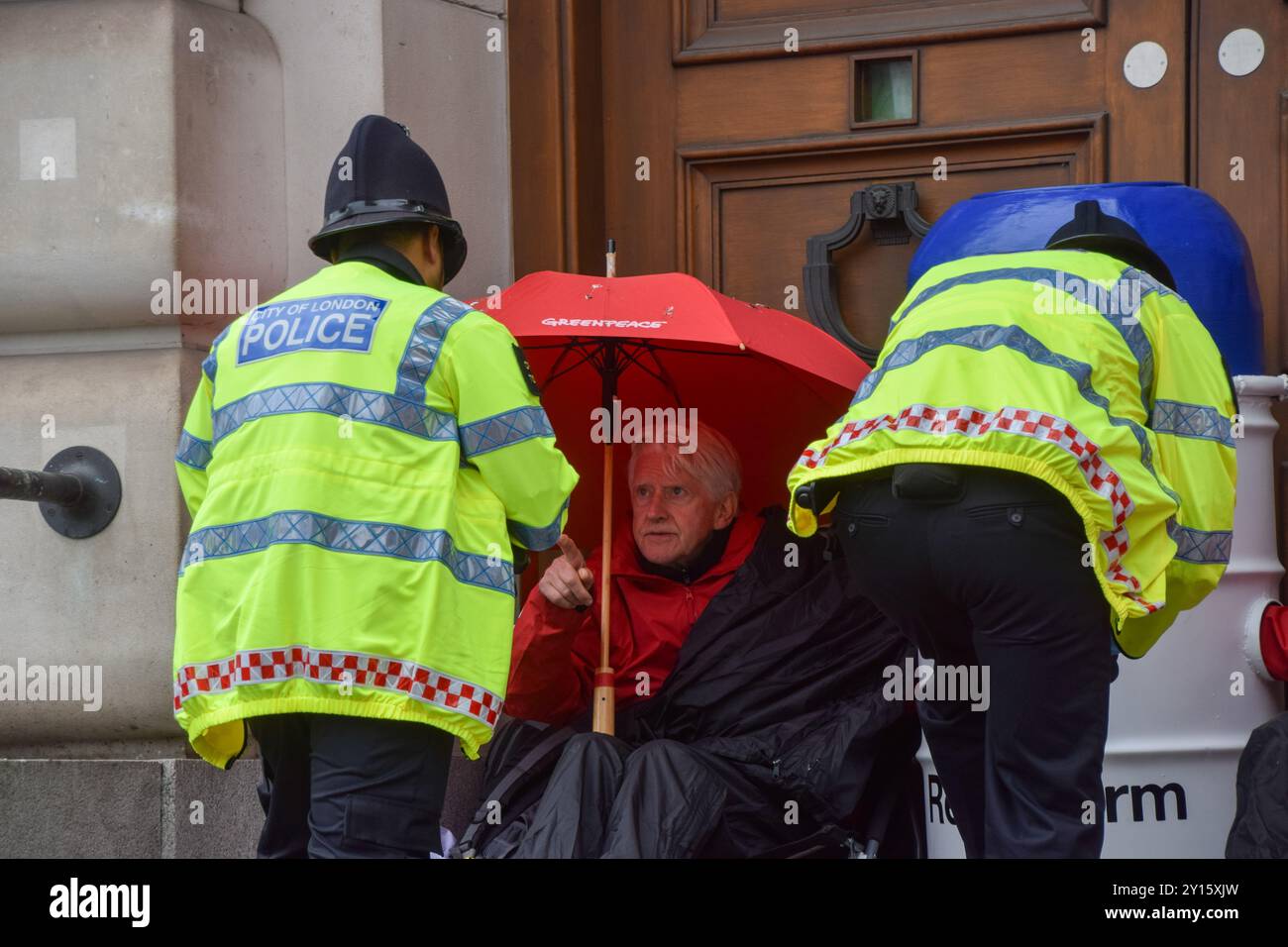 London, England, Großbritannien. September 2024. Polizisten sprechen mit Greenpeace-Aktivisten, die sich an eine riesige Nachbildung eines Deodorant-Sticks von Dove und den Zugang zum Gebäude des Unilever-Hauptquartiers sperrten, um gegen die Plastikverschmutzung von Dove Products zu protestieren. (Kreditbild: © Vuk Valcic/ZUMA Press Wire) NUR REDAKTIONELLE VERWENDUNG! Nicht für kommerzielle ZWECKE! Credit: ZUMA Press, Inc./Alamy Live News Credit: ZUMA Press, Inc./Alamy Live News Stockfoto