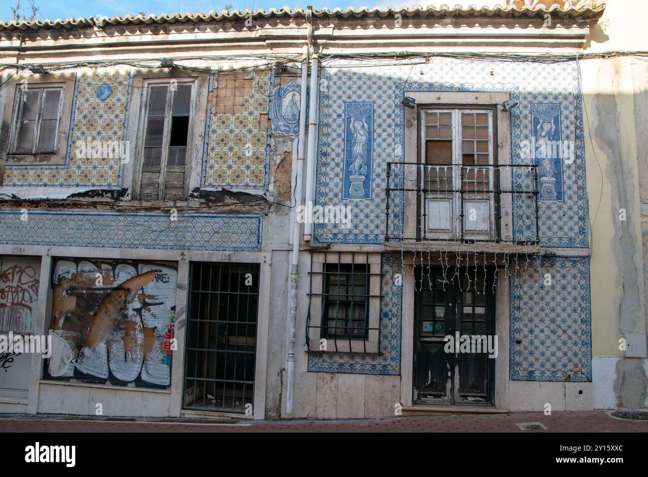 Detail der Fassade eines typischen Hauses in der Stadt Olhao, Portugal Stockfoto