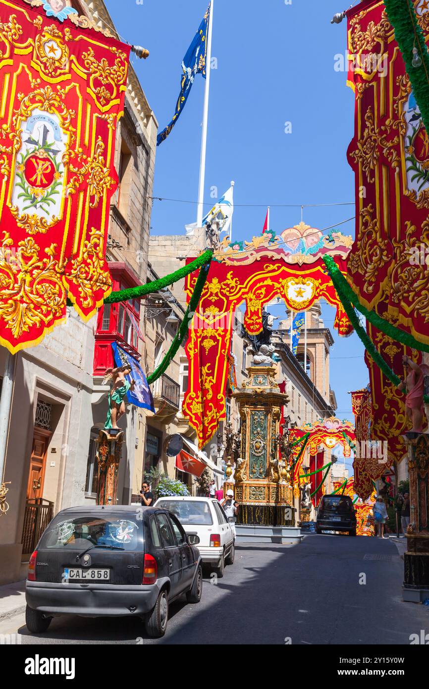 Valletta, Malta - 25. August 2019: Blick auf die vertikale Straße. Feiertage in Malta. Das fest des Heiligen Dominikus wird in der Stadt Vittoriosa gefeiert. T Stockfoto