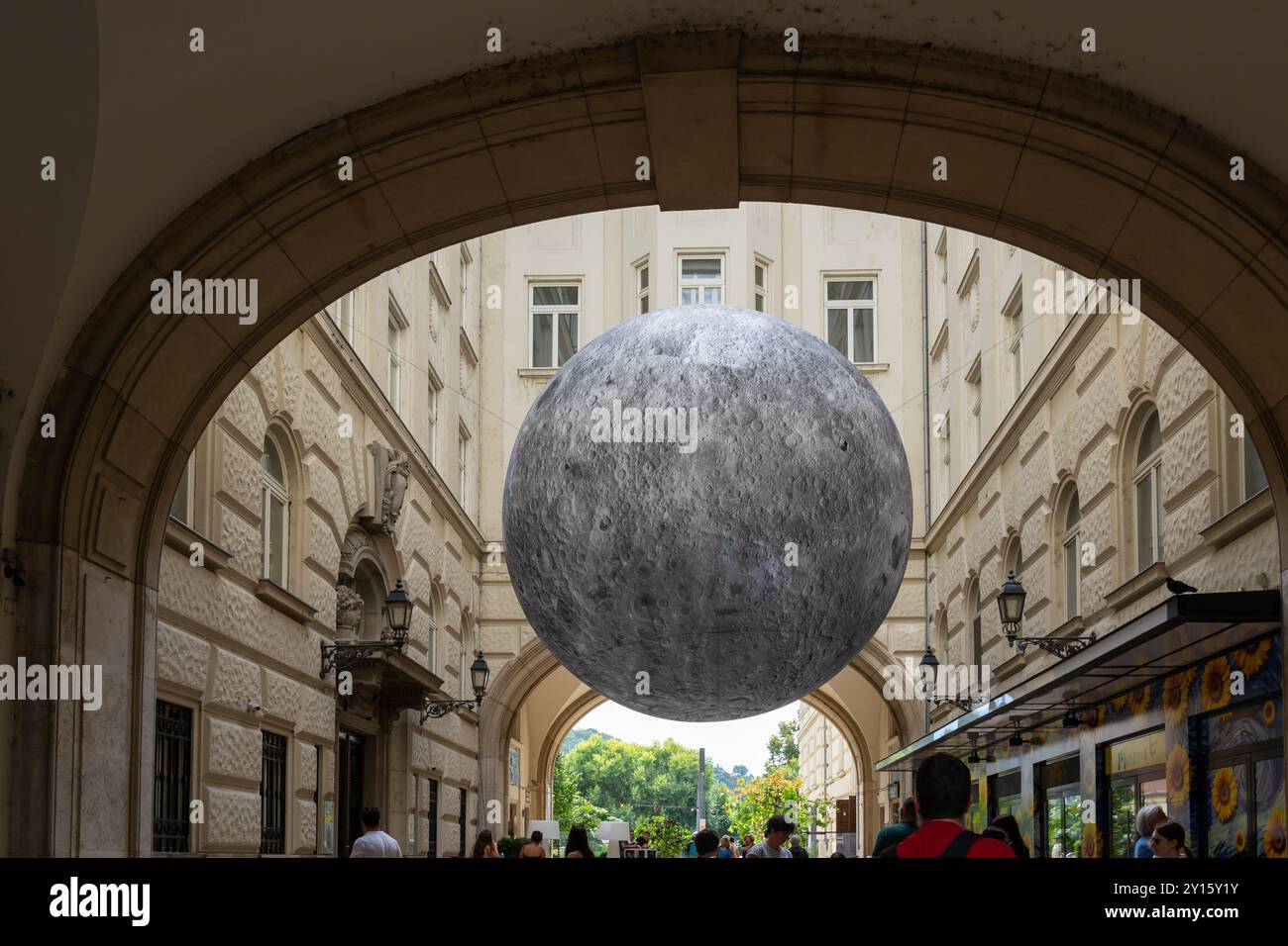 Eine Großmondinstallation ist an der Passage Piarista koz in Lumiere Hall, Budapest, Ungarn, zu sehen. Stockfoto