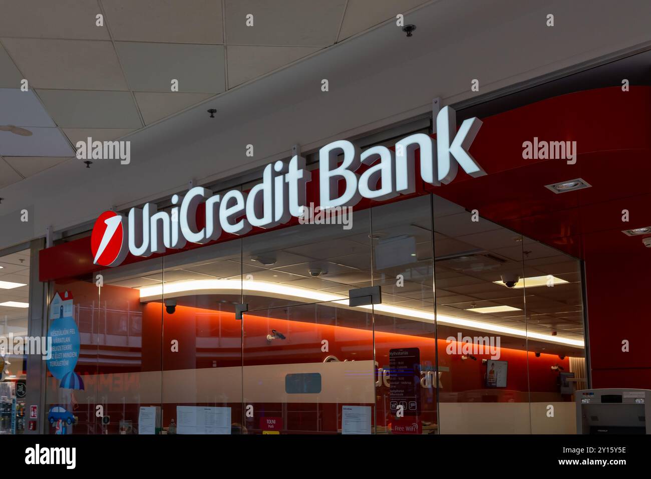Eine UniCredit Bank Filiale in einem Einkaufszentrum in Wien, Österreich Stockfoto
