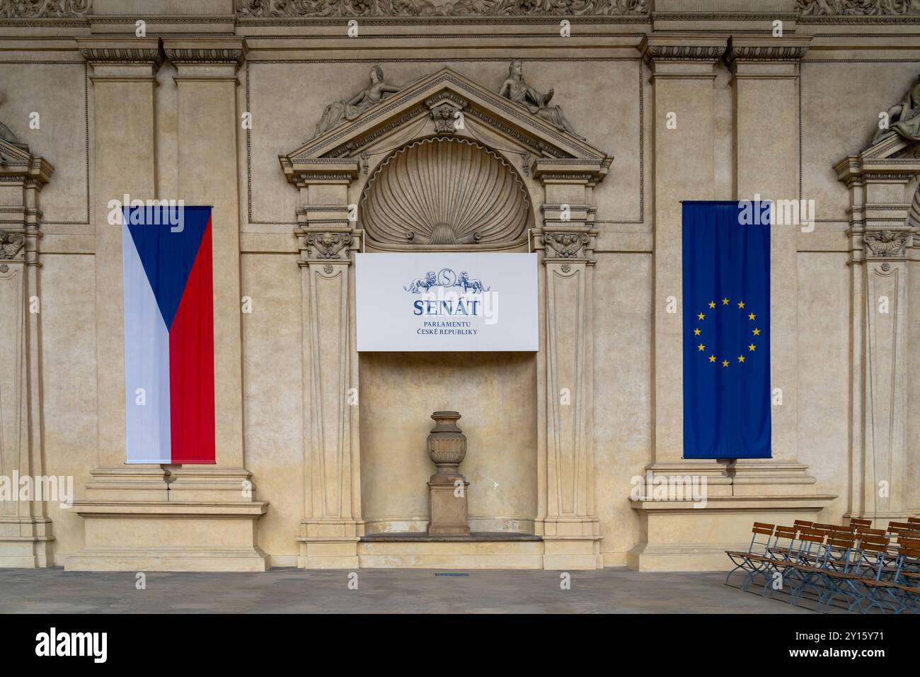 Nationalflagge der Tschechischen Republik und Flagge der Europäischen Union im Schloss Wallenstein in Prag, Tschechische Republik Stockfoto