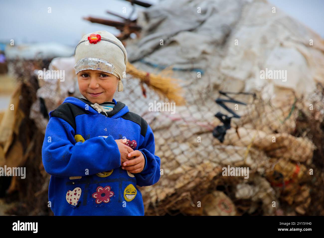 Idlib, Syrien. 26. Dezember 2022. Kinder im Lager Sheikh Bahr in der Nähe der Stadt Armanaz, auf dem Land von Idlib. Die ohnehin katastrophale humanitäre Lage der Binnenvertriebenen im Nordwesten Syriens verschlechtert sich mit dem Wintereinbruch weiter. Die meisten Bewohner des Lagers leben in provisorischen Zelten, die sie kaum vor der kalten Jahreszeit schützen, inmitten des anhaltenden Konflikts auf niedrigem Niveau in Syrien Stockfoto