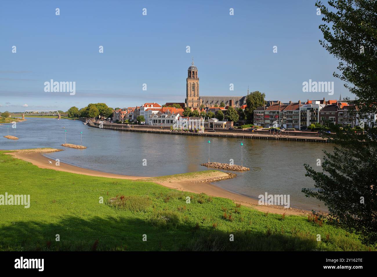 Blick auf das historische Stadtzentrum von Deventer, Overijssel, Niederlande, mit der Kirche Lebuinus und dem Fluss IJssel im Vordergrund Stockfoto