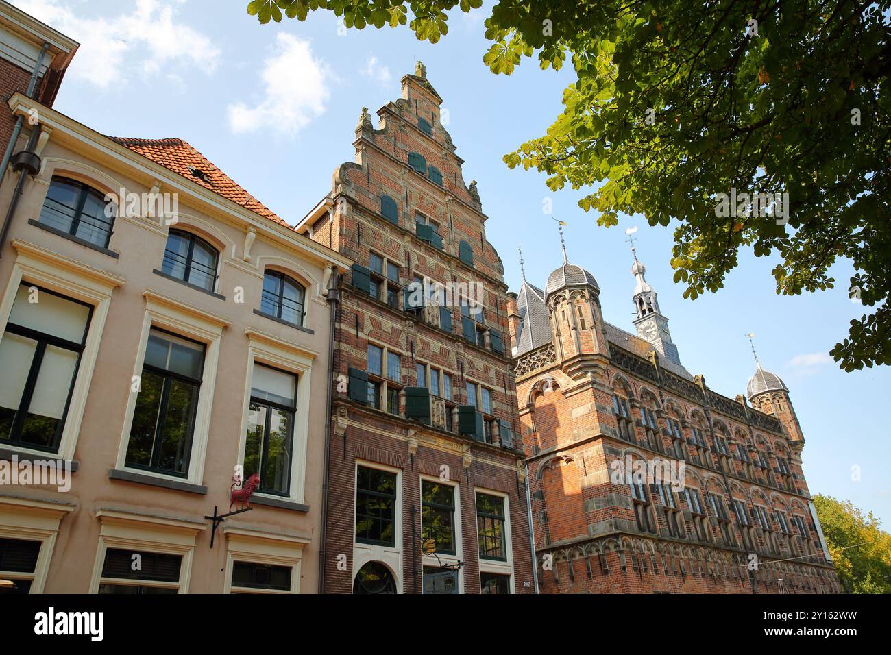 Traditionelle historische mittelalterliche Häuser und auf der rechten Seite Museum de Waag (Wiegehaus) im Stadtzentrum von Deventer, Overijssel, Niederlande Stockfoto