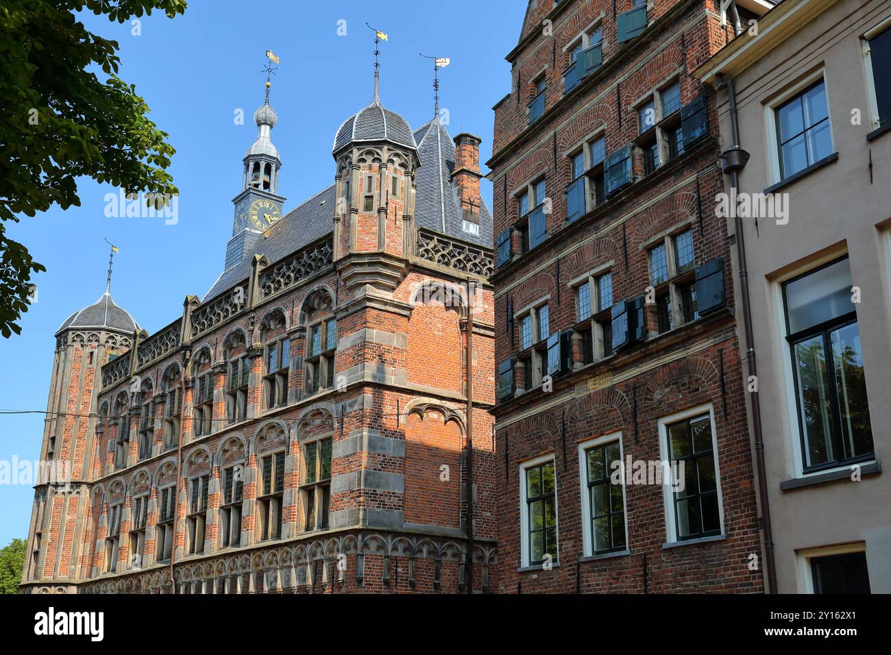 Traditionelle historische mittelalterliche Häuser und auf der linken Seite Museum de Waag (Wiegehaus) im Stadtzentrum von Deventer, Overijssel, Niederlande Stockfoto