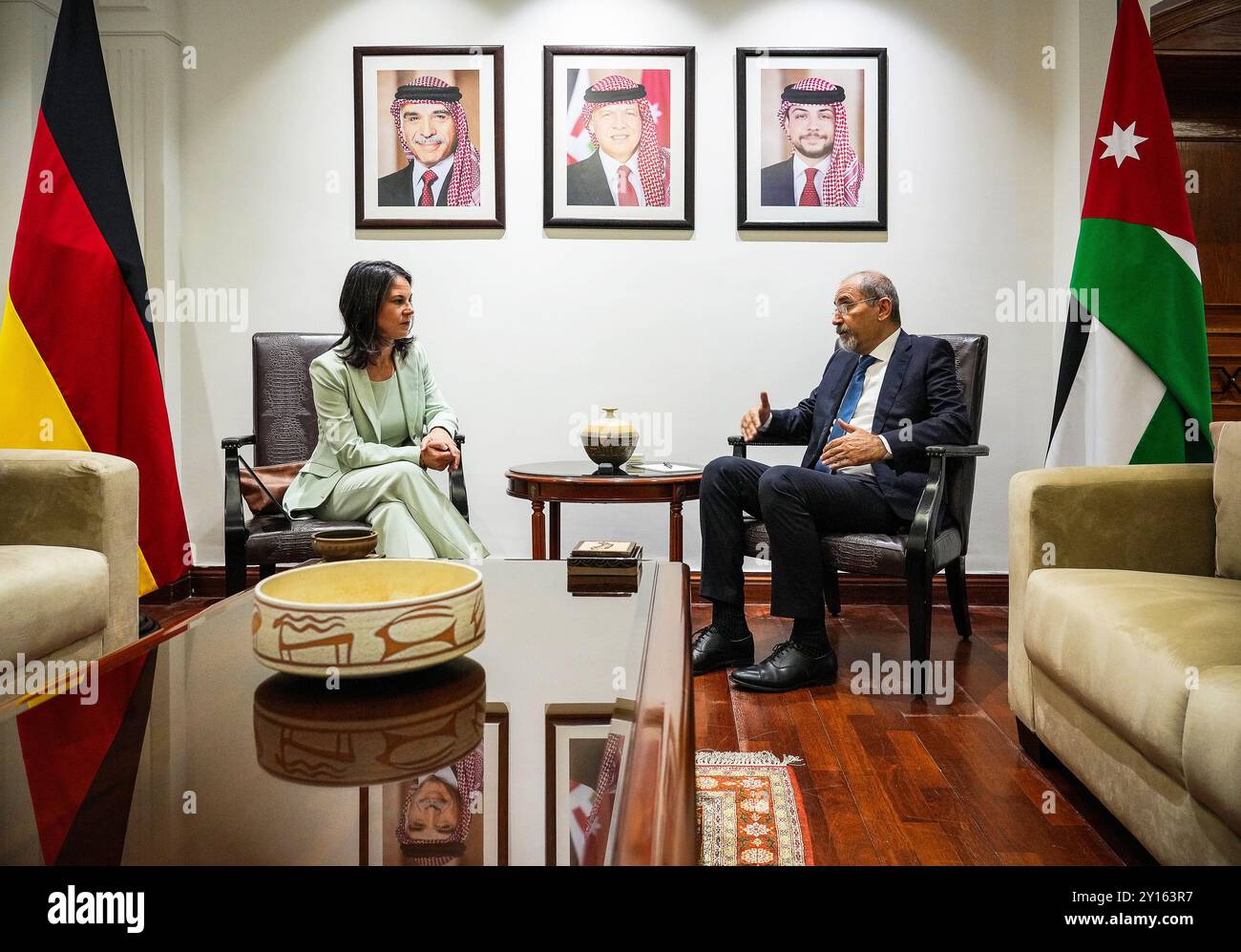 Amman, Jordanien. September 2024. Bundesaußenministerin Annalena Baerbock (Bündnis 90/die Grünen, l) und die jordanische Außenministerin Aiman al-Safadi sprechen während ihres Treffens. Baerbock hat ihre zweitägige Reise in den Nahen Osten mit Krisengesprächen in Jordanien fortgesetzt. Quelle: Soeren Stache/dpa/Alamy Live News Stockfoto