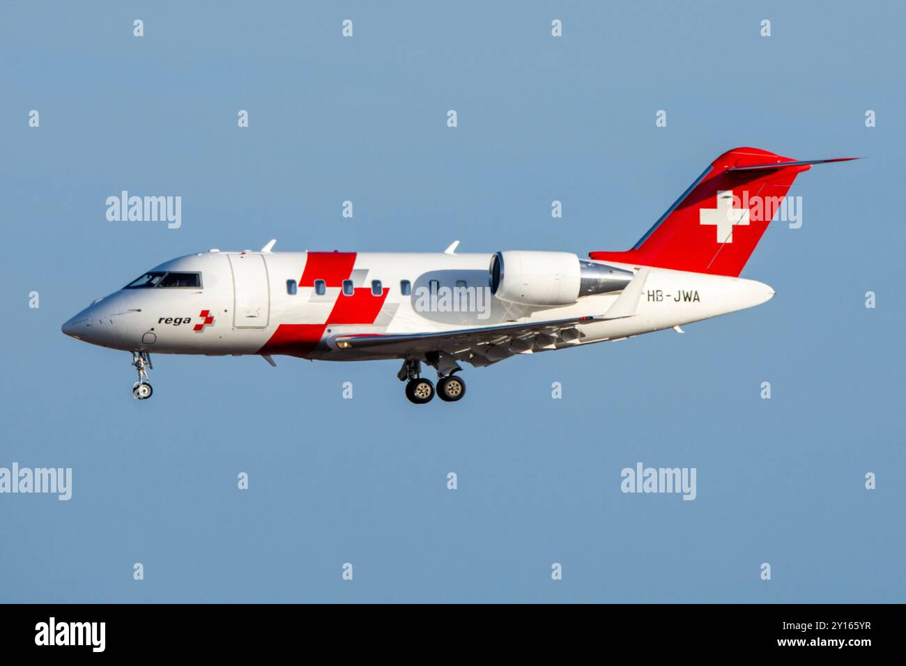 Swiss Bombardier CL-600-2B16 Challenger 650 Ambulanzflugzeug landet am Flughafen Gando, Gran Canaria. Stockfoto