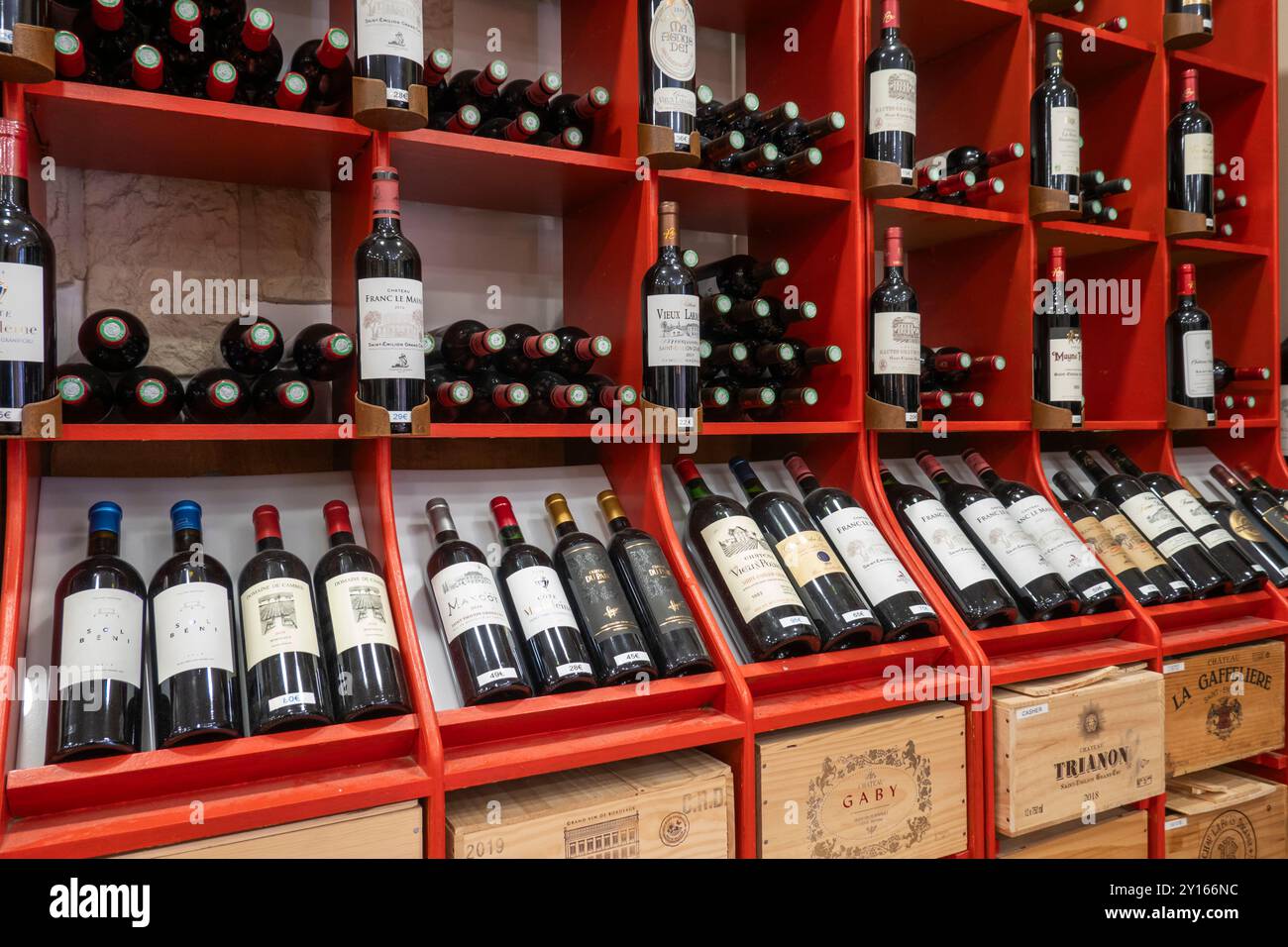Flaschen Wein im Weinladen in St. Emilion erhältlich Stockfoto