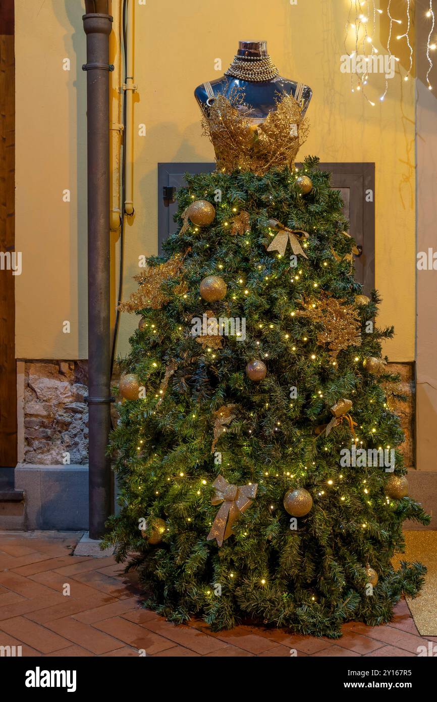 Eine Schaufensterpuppe war mit Weihnachtsschmuck bedeckt in einer Straße im Zentrum von Bientina, Italien Stockfoto