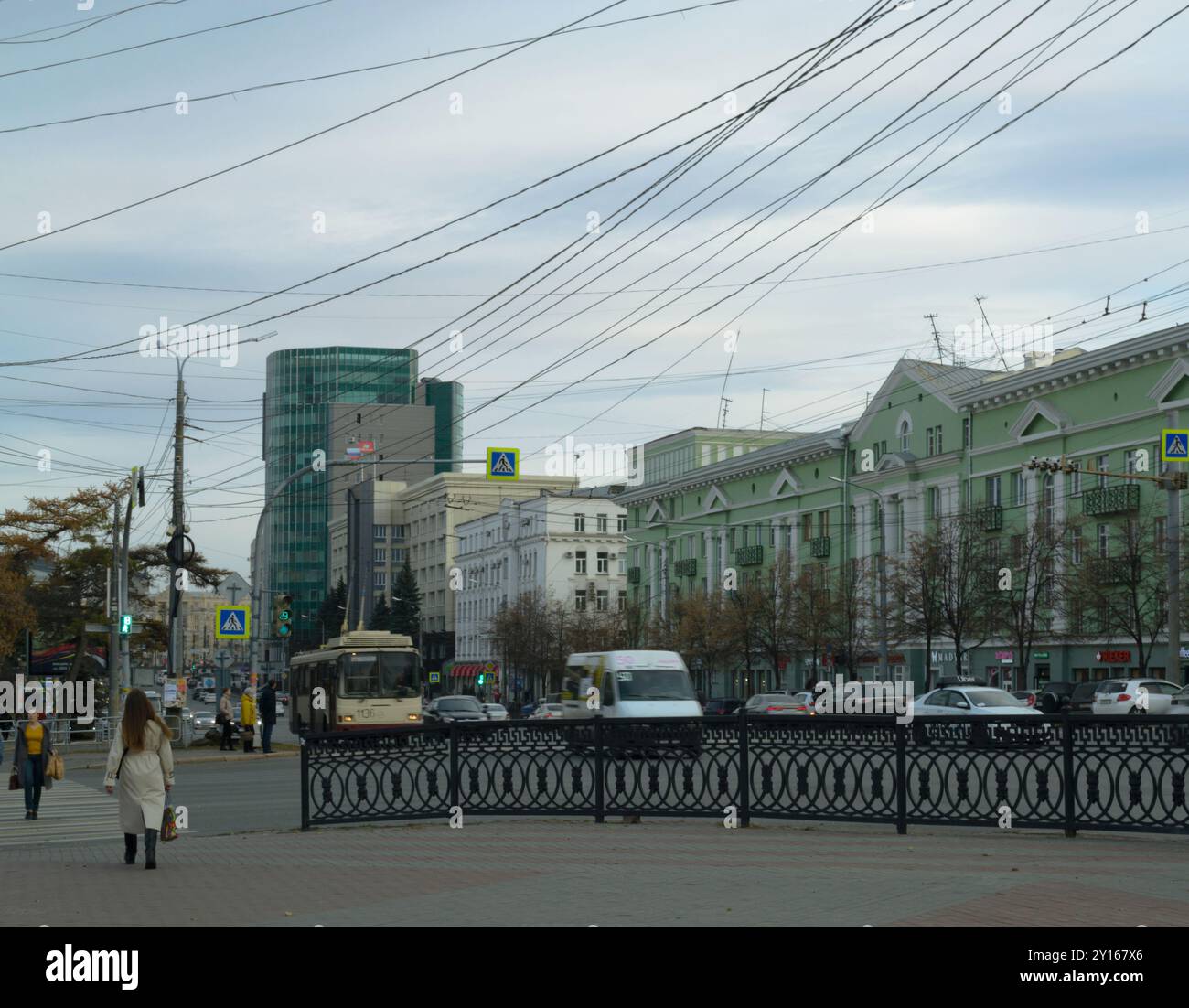 Tscheljabinsk Russland - 19. Oktober 2022. Lenin Avenue. Blick auf die Hauptstraße Tscheljabinsk mit ihrem belebten Verkehr Stockfoto