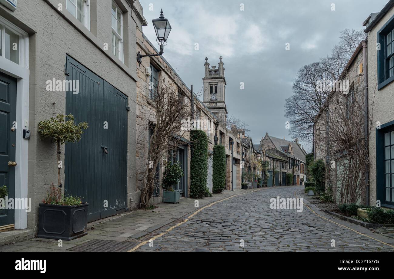 Edinburgh, Schottland - 16. Januar 2024 - Perspective View of Circus Lane ist eine malerische Kopfsteinpflasterstraße in Stockbridge of Edinburgh Stockfoto