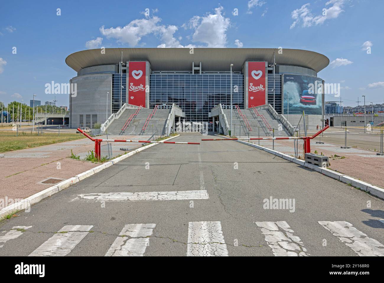 Belgrad, Serbien - 10. Juli 2023: Stark Arena Modern Sports Facility Basketballturniere Konventionen und Musikveranstaltungen in der Hauptstadt Sunny Summ Stockfoto