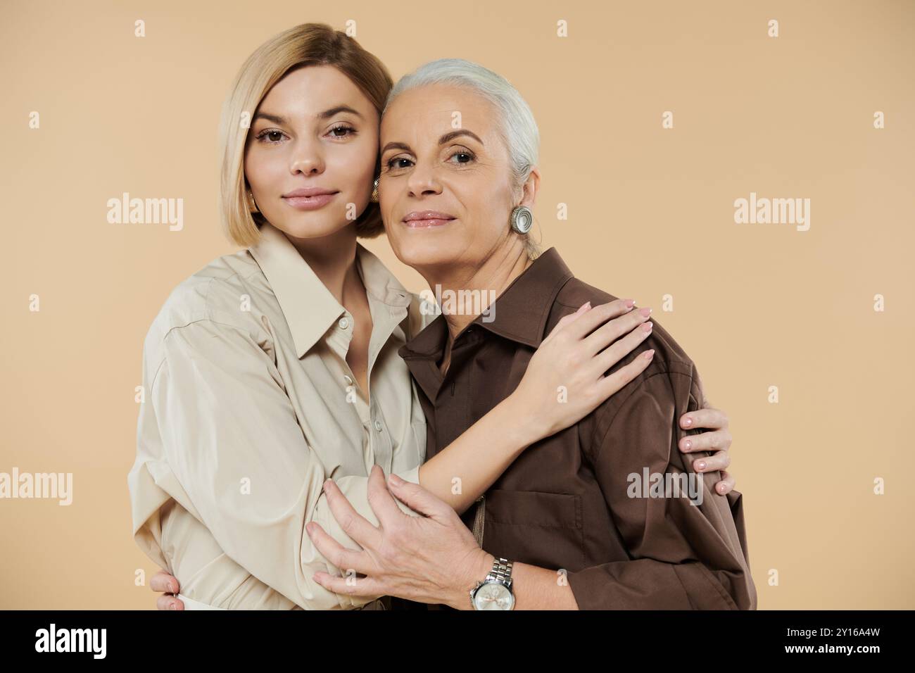 Zwei Generationen teilen einen liebevollen Moment, der in sanfter Wärme und Verbundenheit festgehalten wird. Stockfoto