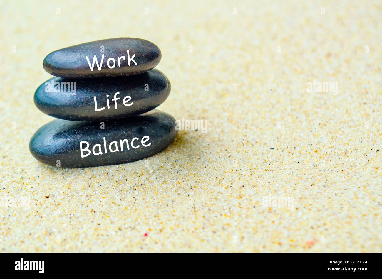 Work Life Balance Text auf schwarzen Zen Steinen am Sandstrand. Work-Life-Balance-Konzept. Stockfoto