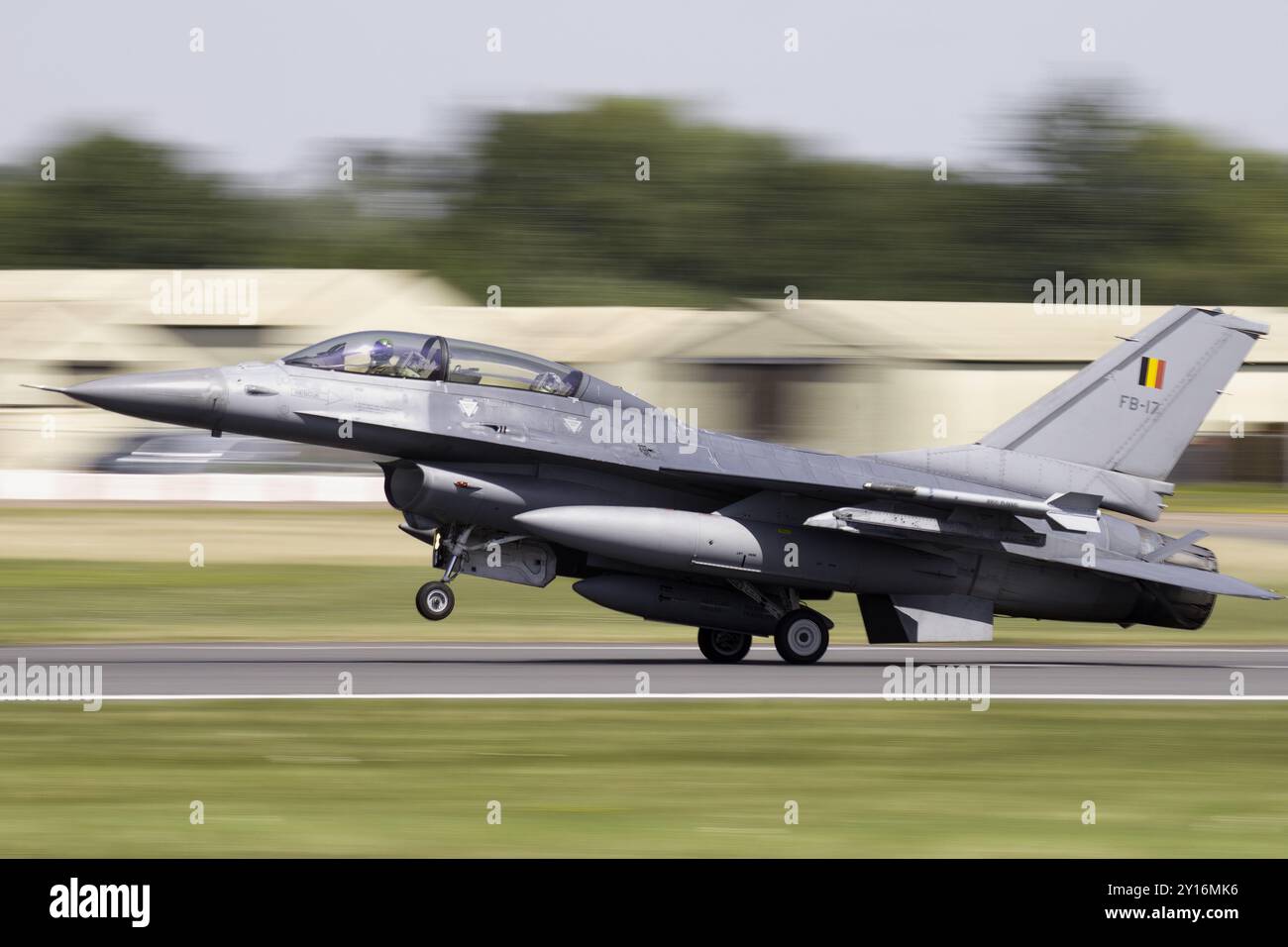 Die belgische Luftwaffe F-16BM kämpfte gegen Falken beim International Air Tattoo 2024. Stockfoto