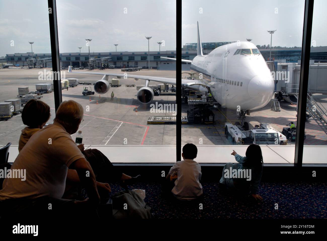 Passagiere warten in der Abfluglounge auf ihren Flug. Singapur Airline Changi Flughafen Südostasien.29. Januar 2006 2000s HOMER SYKES Stockfoto