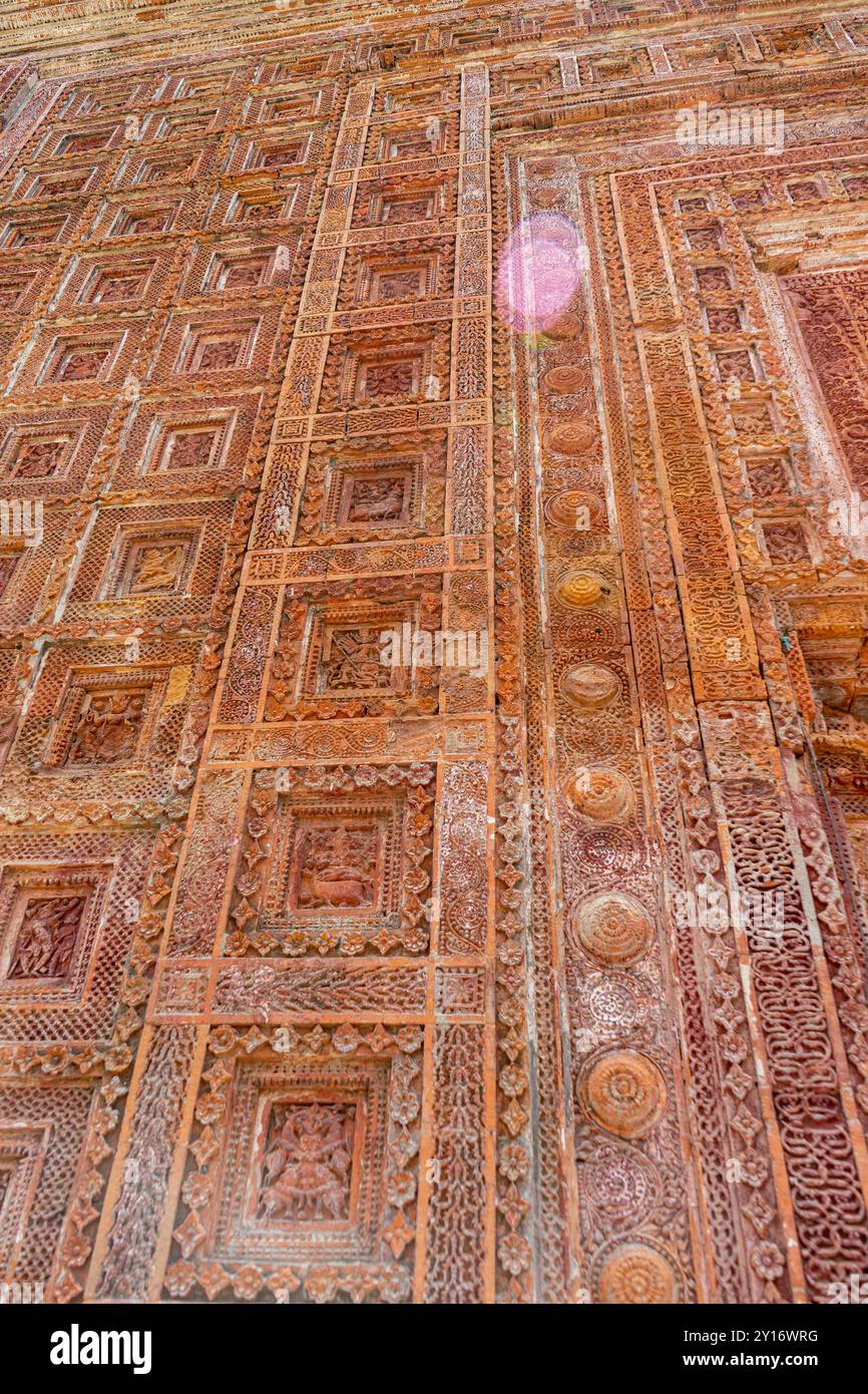 Dekoriert mit Terrakotta-Schnitzereien im Pancha Ratna Govinda Tempel, Rajshahi District, Puthia, Bangladesch Stockfoto