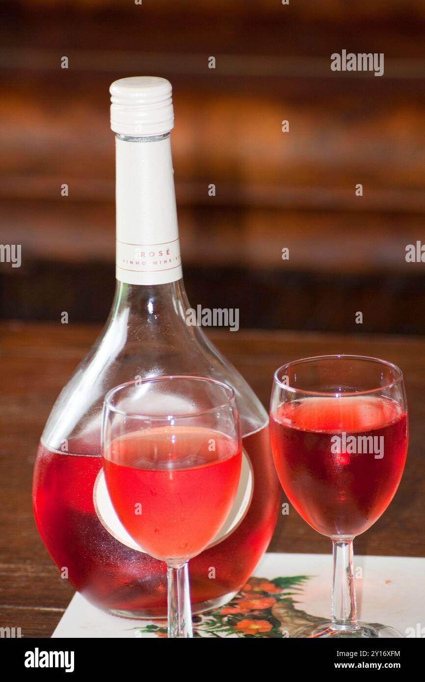 Flasche Wein mit zwei Gläsern für das Abendessen. Stockfoto