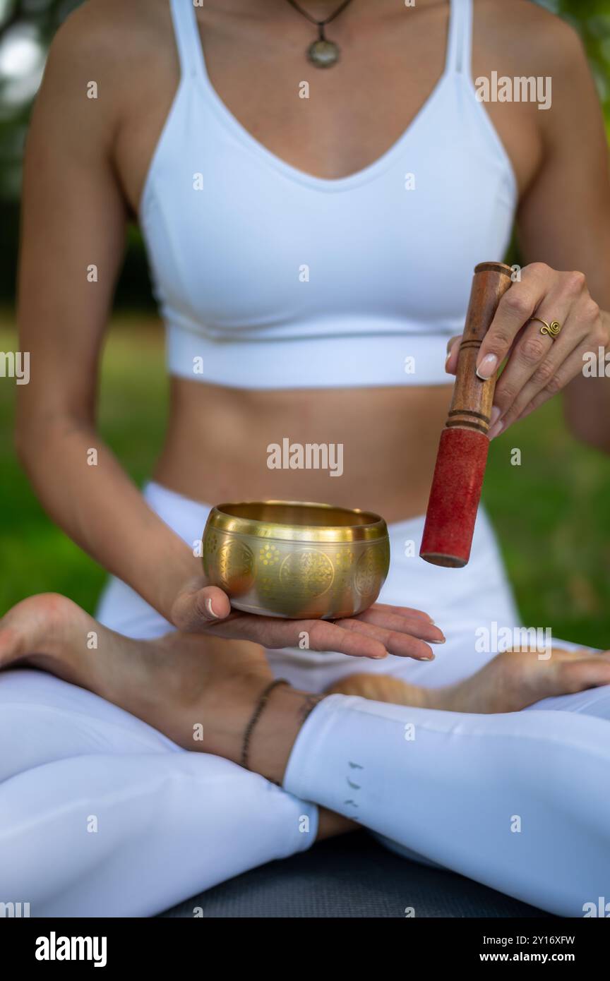 Morgenyoga in der Natur. Meditation bei Sonnenaufgang Stockfoto