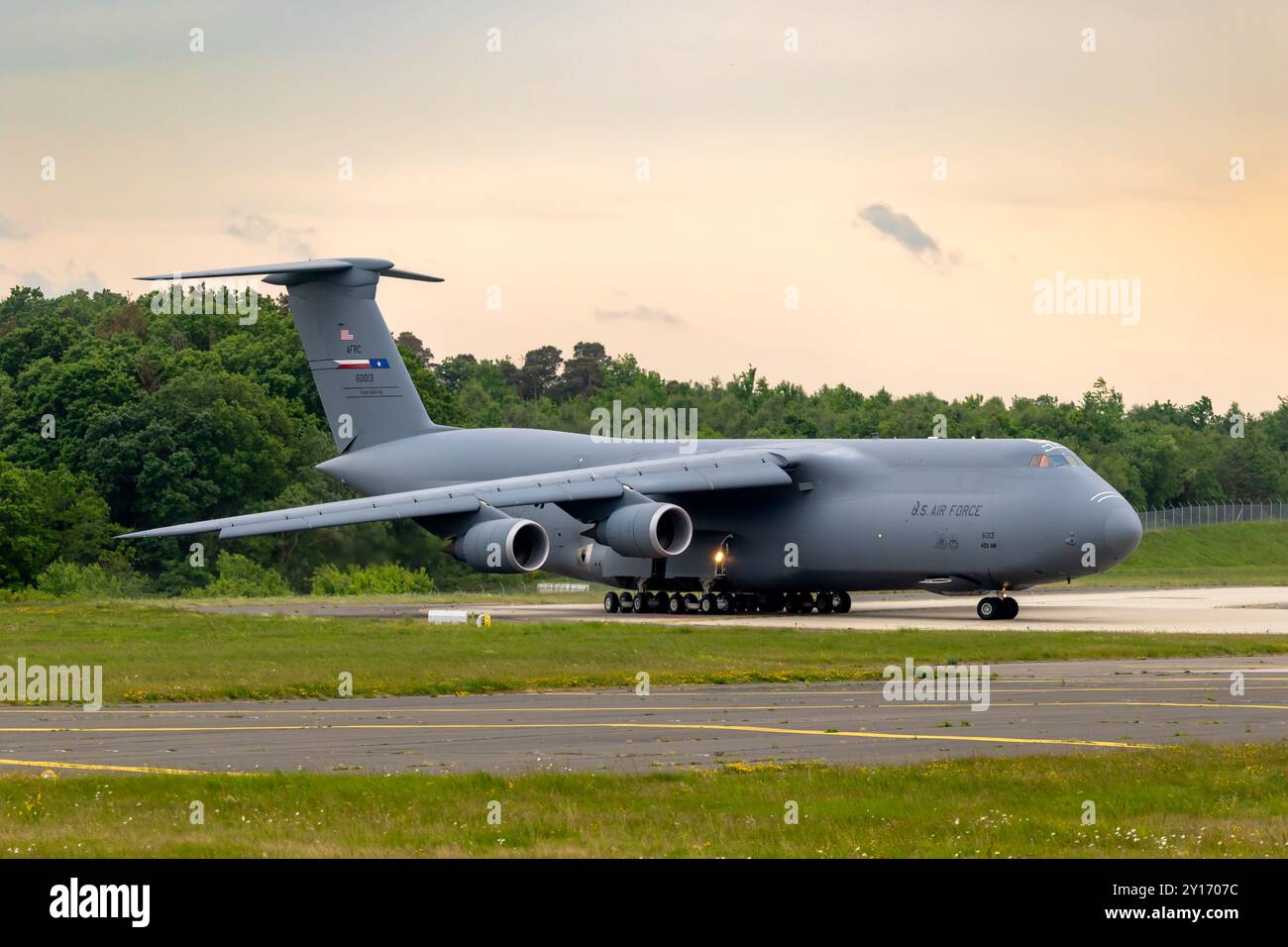 Die US Air Force Lockheed C-5M Galaxy transportiert Flugzeuge, die auf die Start- und Landebahn fahren. USA - 16. Mai 2022 Stockfoto