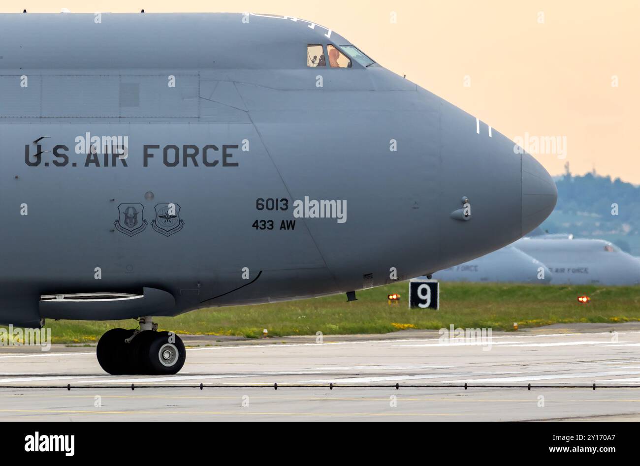 Die US Air Force Lockheed C-5M Galaxy transportiert Flugzeuge, die auf die Start- und Landebahn fahren. USA - 16. Mai 2022 Stockfoto