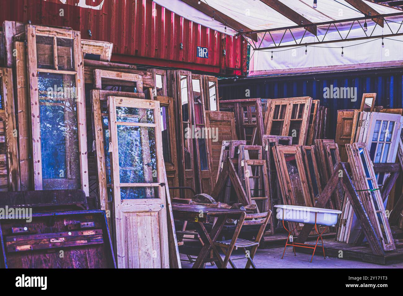 Stapel rustikaler Vintage Holztüren zum Verkauf im Farmhouse Style Store Stockfoto