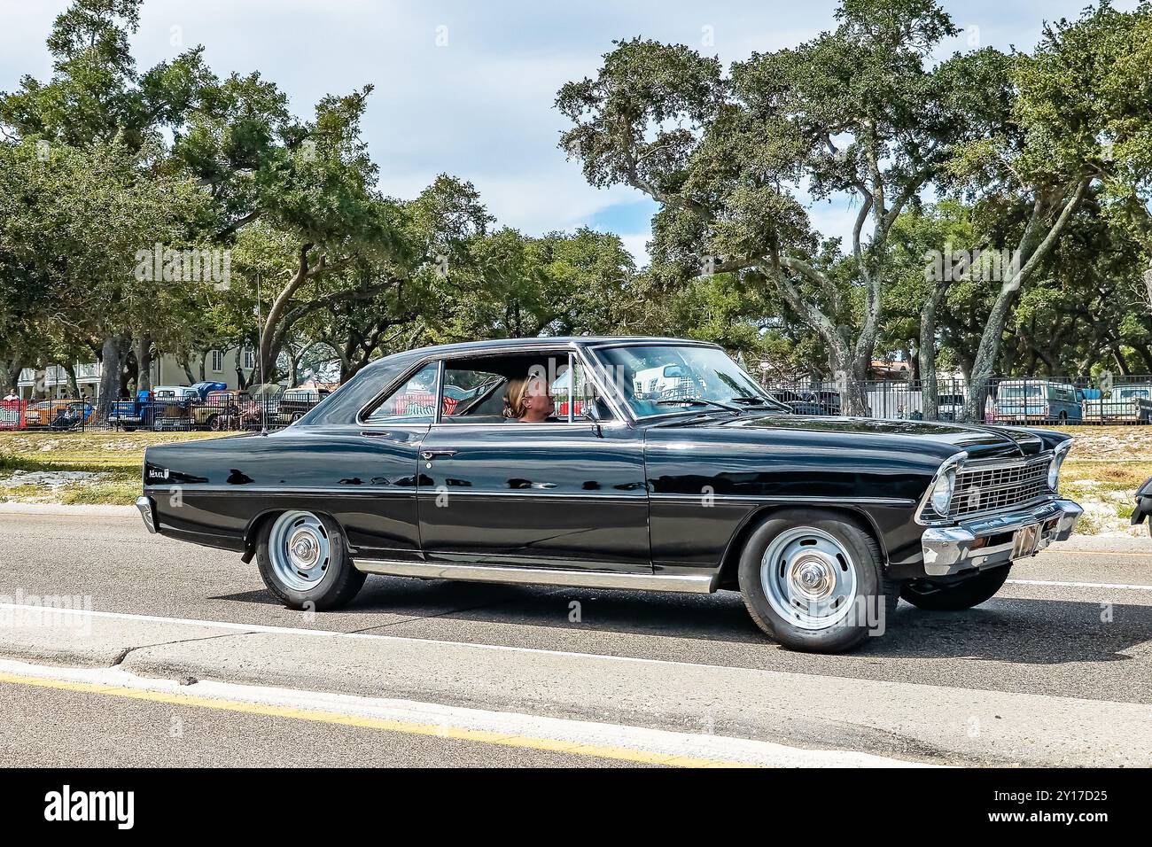 Gulfport, MS - 07. Oktober 2023: Weitwinkel-Seitenansicht eines 1966 Chevrolet Chevy II Nova 2-türigen Hardtops auf einer lokalen Autoshow. Stockfoto