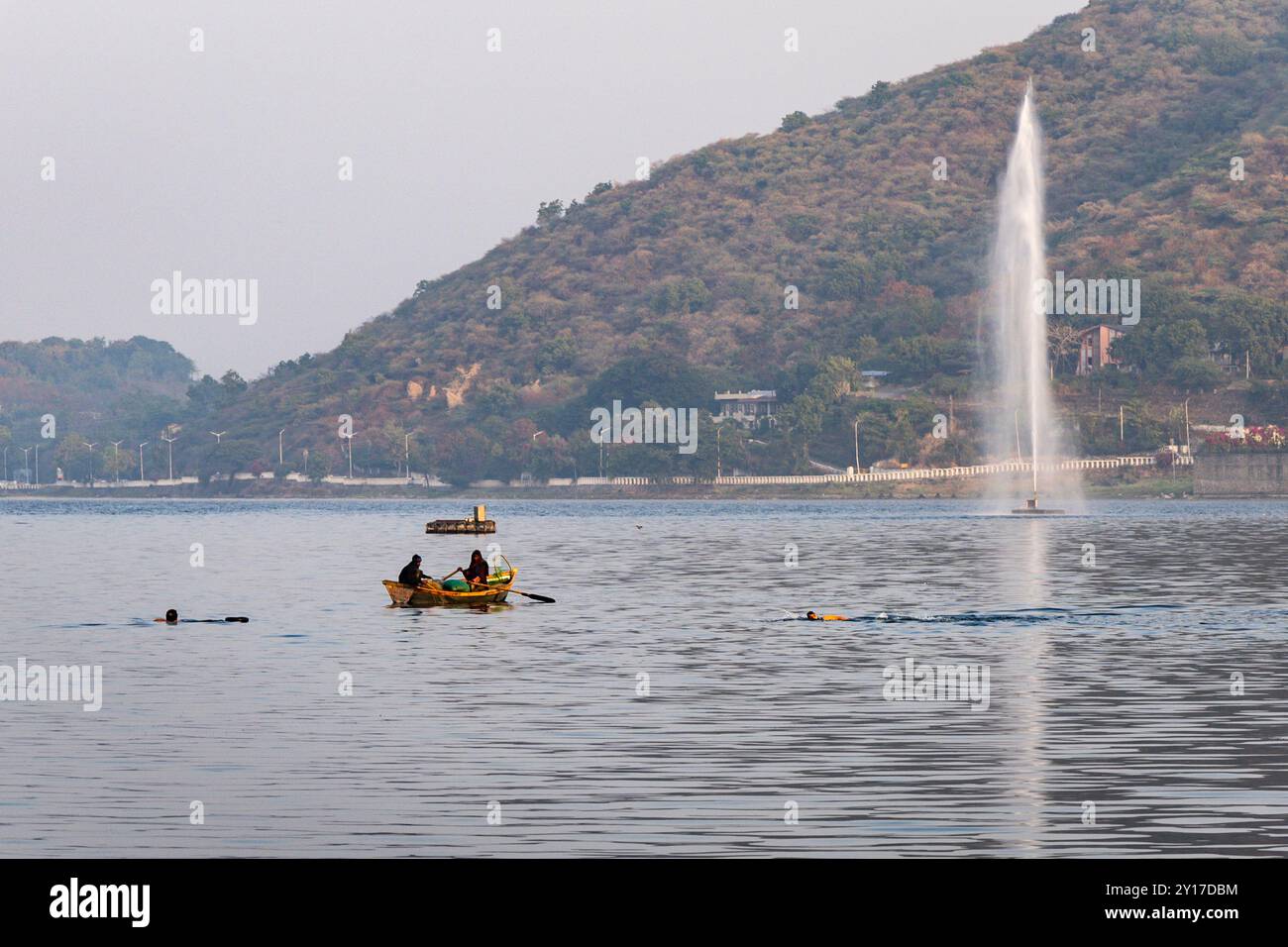 Unberührter Seeblick mit Wasserbrunnen am Morgen wird am fateh sagar See udaipur rajasthan indien fotografiert. Stockfoto