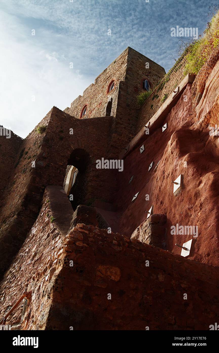 Blick Auf Die Stufen Zum Uhrturm Und Kalkofen Auf Den Chitt Rocks Mit Stabilisierungsbolzen Und Platten, Die In Den Otter Sandstone Cliffs, Sidm, Vergraben Sind Stockfoto