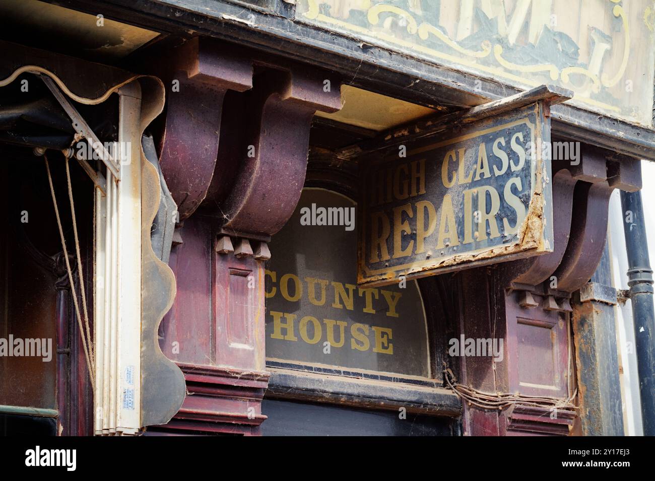 Vintage, altmodisch, verblendet High Class Reparaturschild AN der Vorderseite des verlassenen, geschlossenen A.J.Mountstephen Late Truscott Goldsmith Shop, County Stockfoto