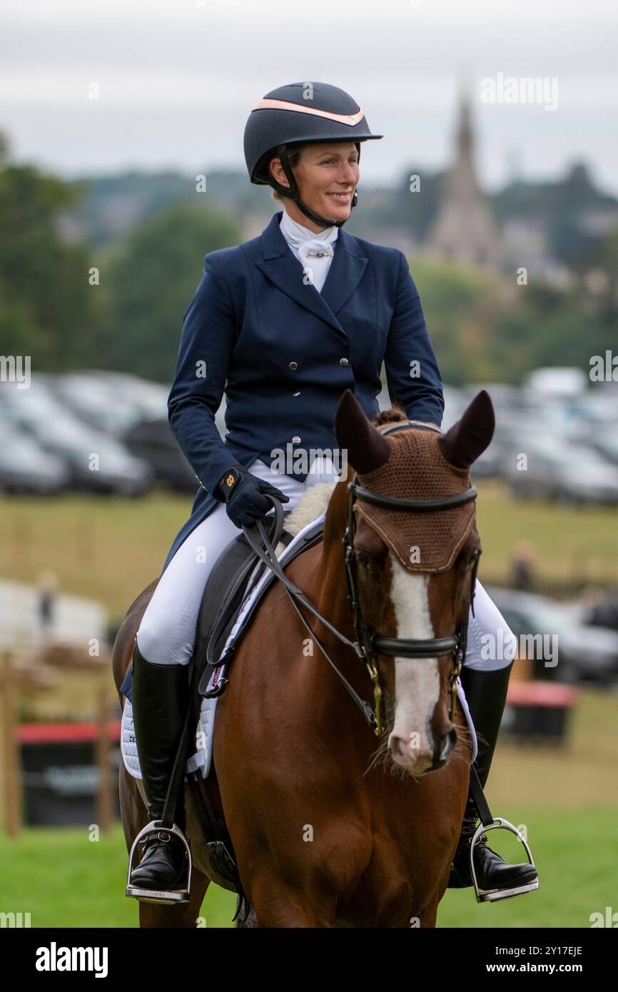 Stamford, Großbritannien. September 2024. Zara Tindall Riding Class Affäre, die Großbritannien während der Dressur-Phase am 1. Tag der Defender Burghley Horse Trials 2024 auf dem Gelände von Burghley House in Stamford, Lincolnshire, England, Vereinigtes Königreich repräsentierte. Quelle: Jonathan Clarke/Alamy Live News Stockfoto