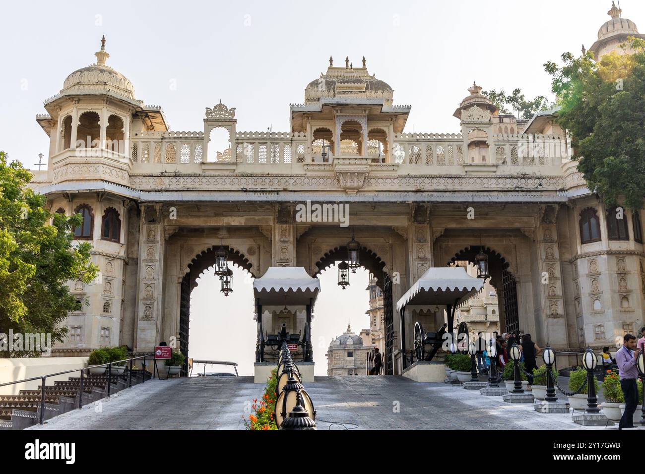 Historischer Palast künstlerisches Eingangstor mit hellem Himmel am Morgen Bild im Stadtpalast, Udaipur rajasthan indien am 25. November 2023. Stockfoto