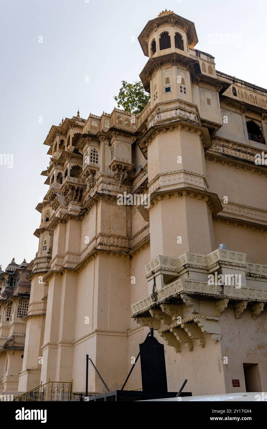 Historischer Palast einzigartige Architektur aus verschiedenen Blickwinkeln am Tag wird im Stadtpalast, Udaipur rajasthan indien, aufgenommen. Stockfoto