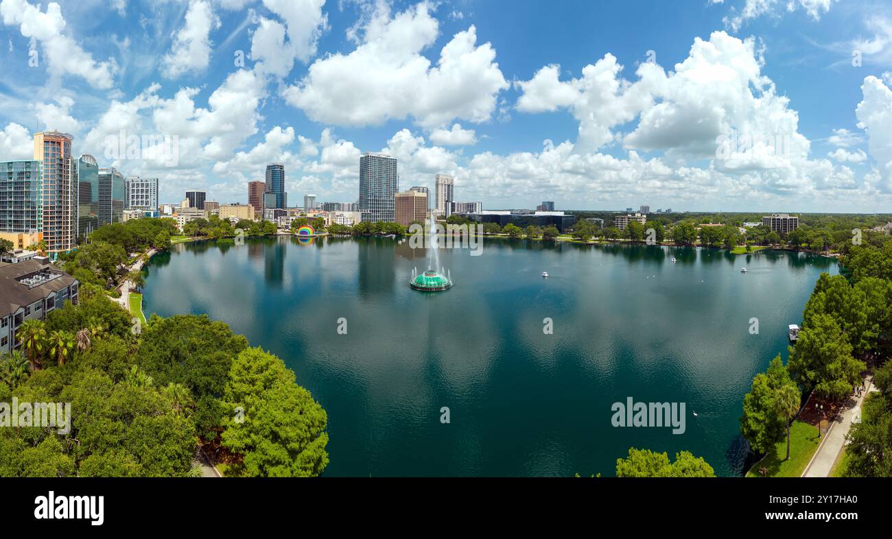 Panoramablick auf Lake Eola, Downtown Orlando, Florida, USA. Juni 2022. Stockfoto