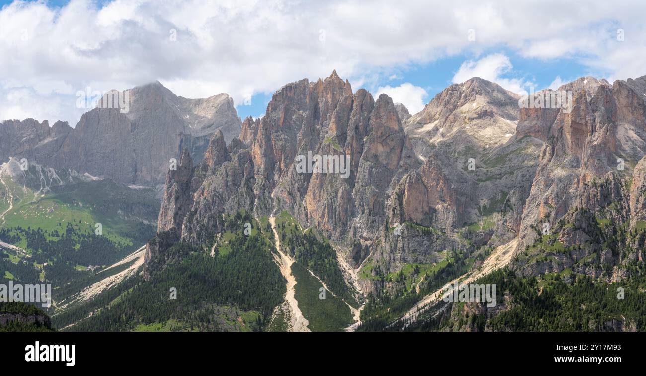 Blick auf die felsigen Berge des Rosengartenmassivs, unesco-Weltkulturerbe der Dolomiten. Val di Fassa. Stockfoto