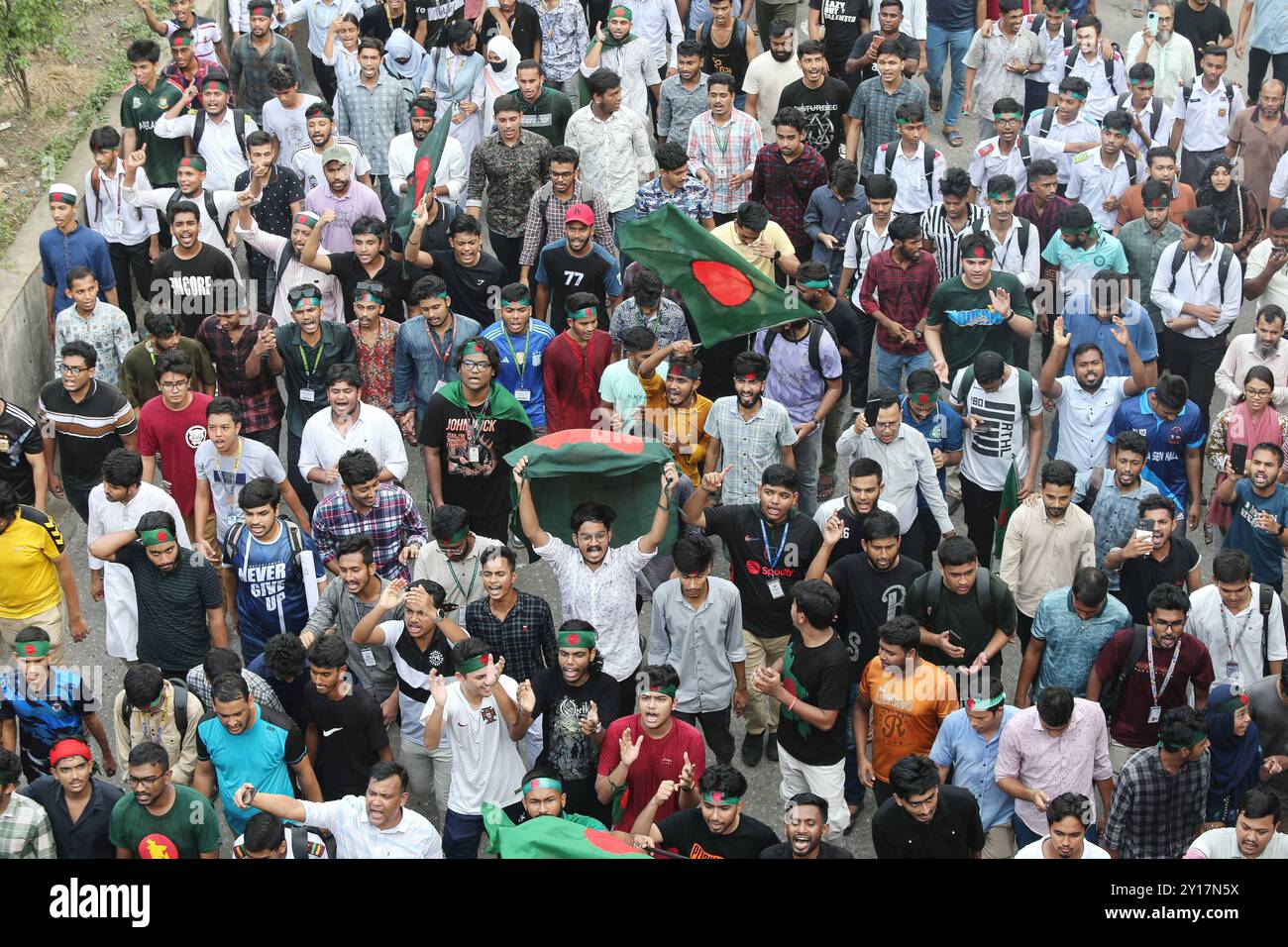 Shahidi-Marsch in Dhaka Demonstranten schwenken Bangladeschs Nationalflagge während des Märtyrermarsches, einer von Studenten organisierten Demonstration gegen Diskriminierung, um einen Monat nach dem Sturz des ehemaligen Premierministers Scheich Hasina in Dhaka am 5. September 2024 zu feiern. Bangladeschs abgestürzter Premierminister Scheich Hasina sollte sich im Exil in Indien bis zur Verhandlung schweigen, sagte der Interimsführer Muhammad Yunus den indischen Medien am 5. September. Hasina, 76 Jahre alt, floh vor einem Monat mit dem Hubschrauber nach Indien, als Demonstranten in ihrem Palast marschierten, um ihre 15-jährige Herrschaft mit eiserner Faust zu beenden. Dhaka Dhaka Stockfoto