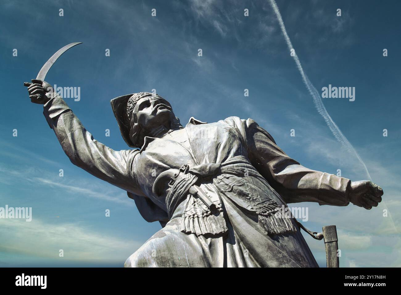 Heldenhafte Statue mit Schwert gegen klaren Himmel Stockfoto