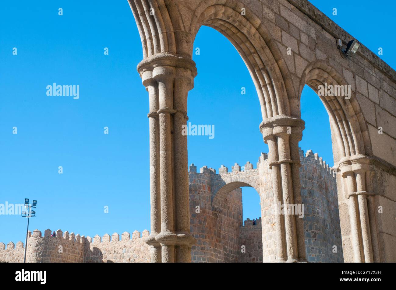 Stadtmauer aus dem Portikus der Kirche San Vicente. Ávila, Kastilien-León, Spanien. Stockfoto