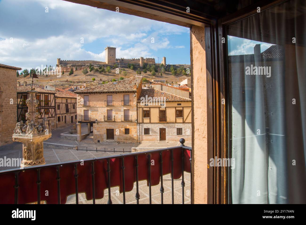 Burg und Hauptplatz betrachtet von einem geöffneten Fenster. Peñaranda de Duero, Burgos Provinz Kastilien-Leon, Spanien. Stockfoto