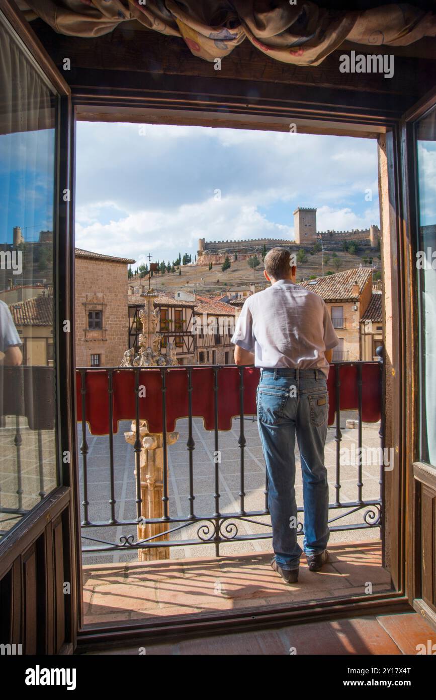 Mann auf einem Balkon. Peñaranda de Duero, Burgos Provinz Kastilien-Leon, Spanien. Stockfoto