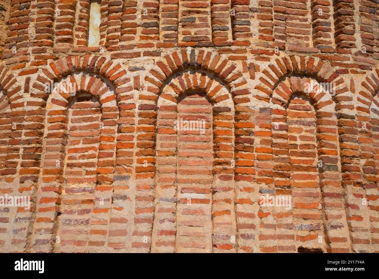 Apsis der Kirche Santa Maria de la Asuncion, Blick aus der Nähe. Cubillo de Uceda, Provinz Guadalajara, Castilla La Mancha, Spanien. Stockfoto