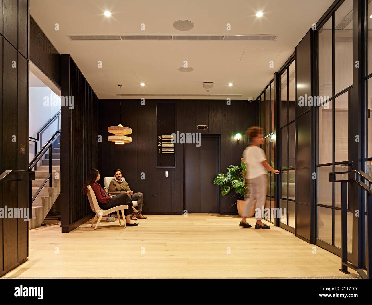 Eingang mit Aufzug Lobby. Woolyard, London, Vereinigtes Königreich. Architekt: Conran & Partners, 2022. Stockfoto
