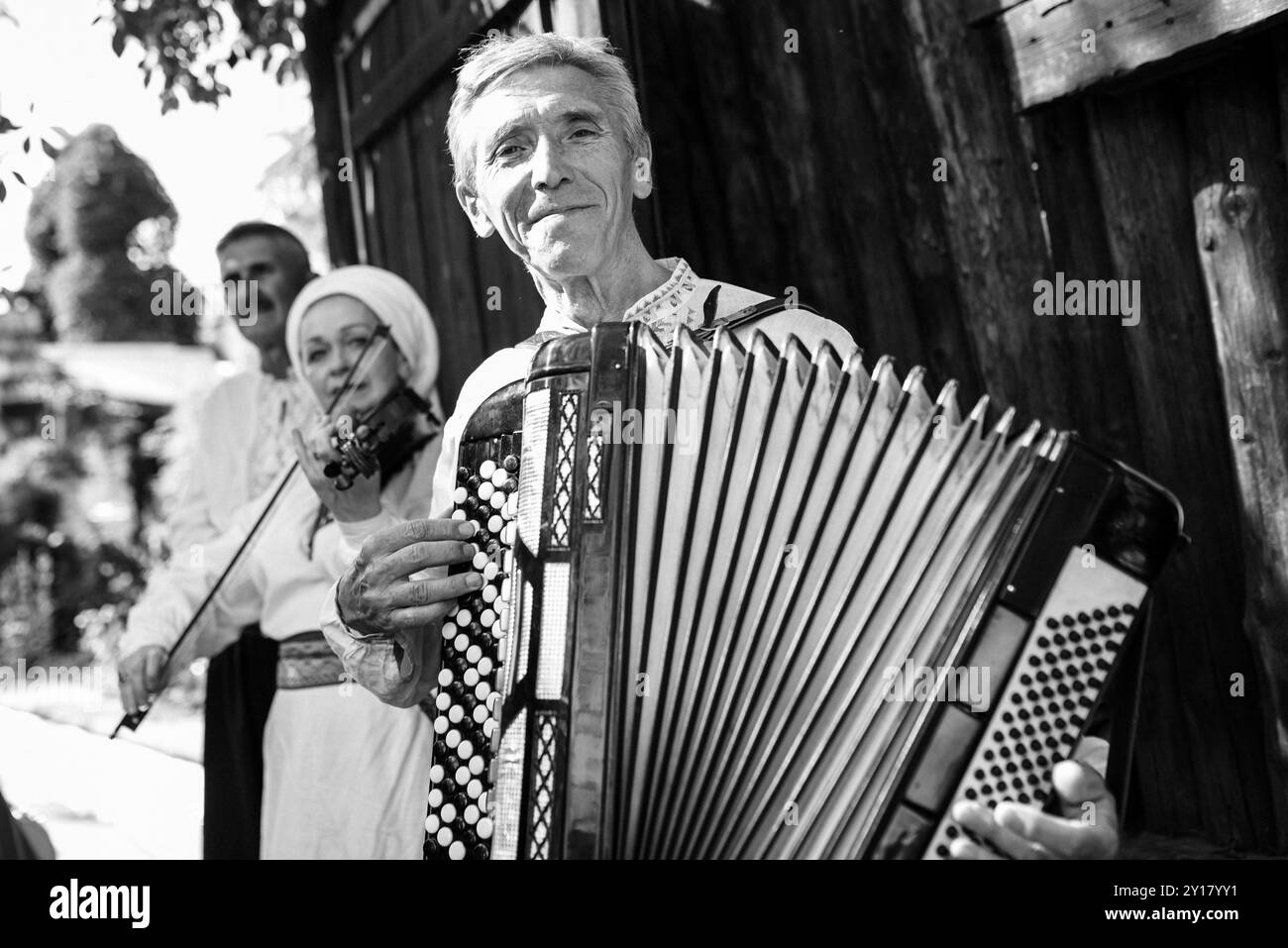 Das ukrainische Volkslied- und Tanzensemble in Nationalkostümen bietet eine große Auswahl an Waren Stockfoto