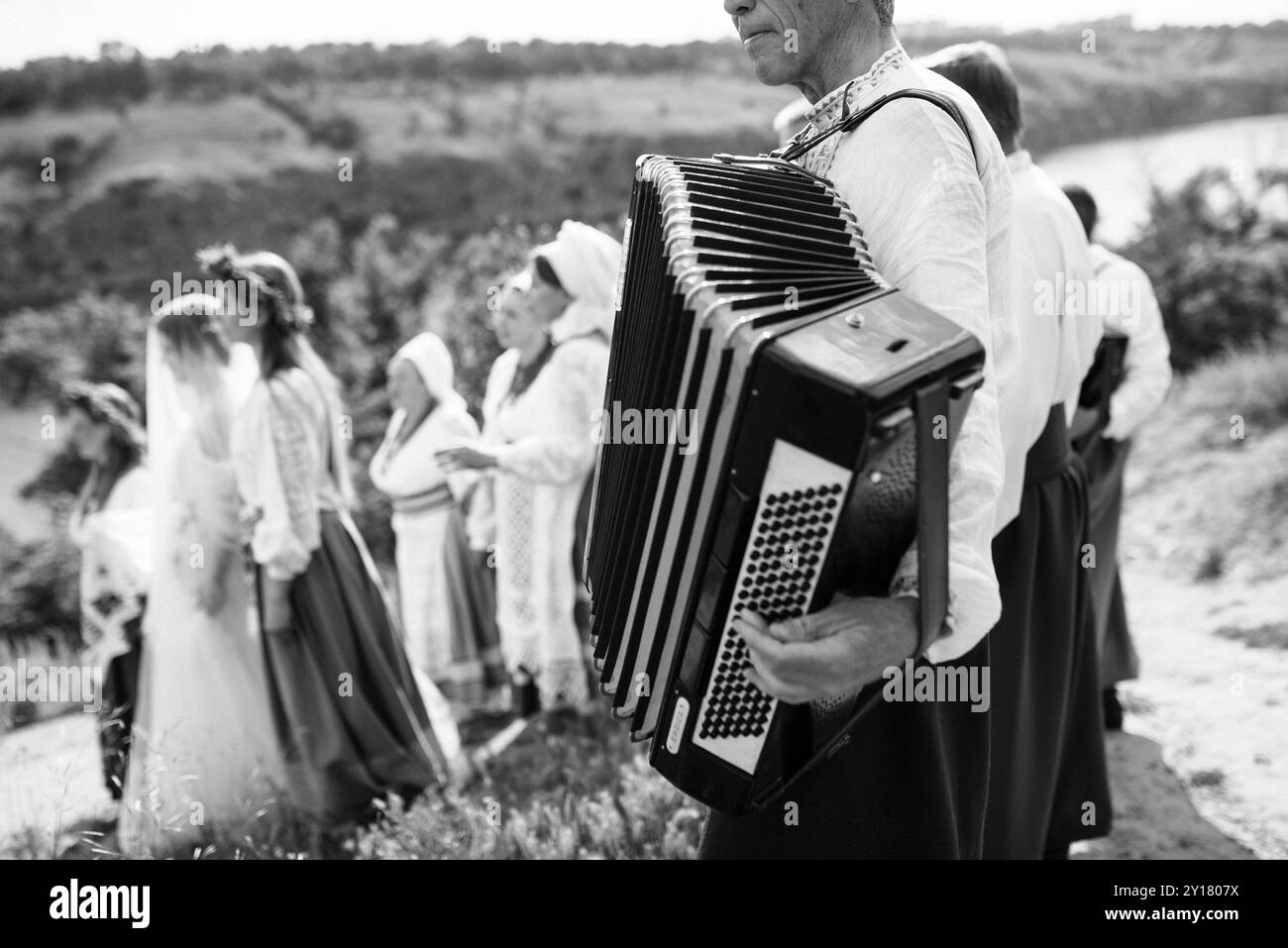 Das ukrainische Volkslied- und Tanzensemble in Nationalkostümen bietet eine große Auswahl an Waren Stockfoto