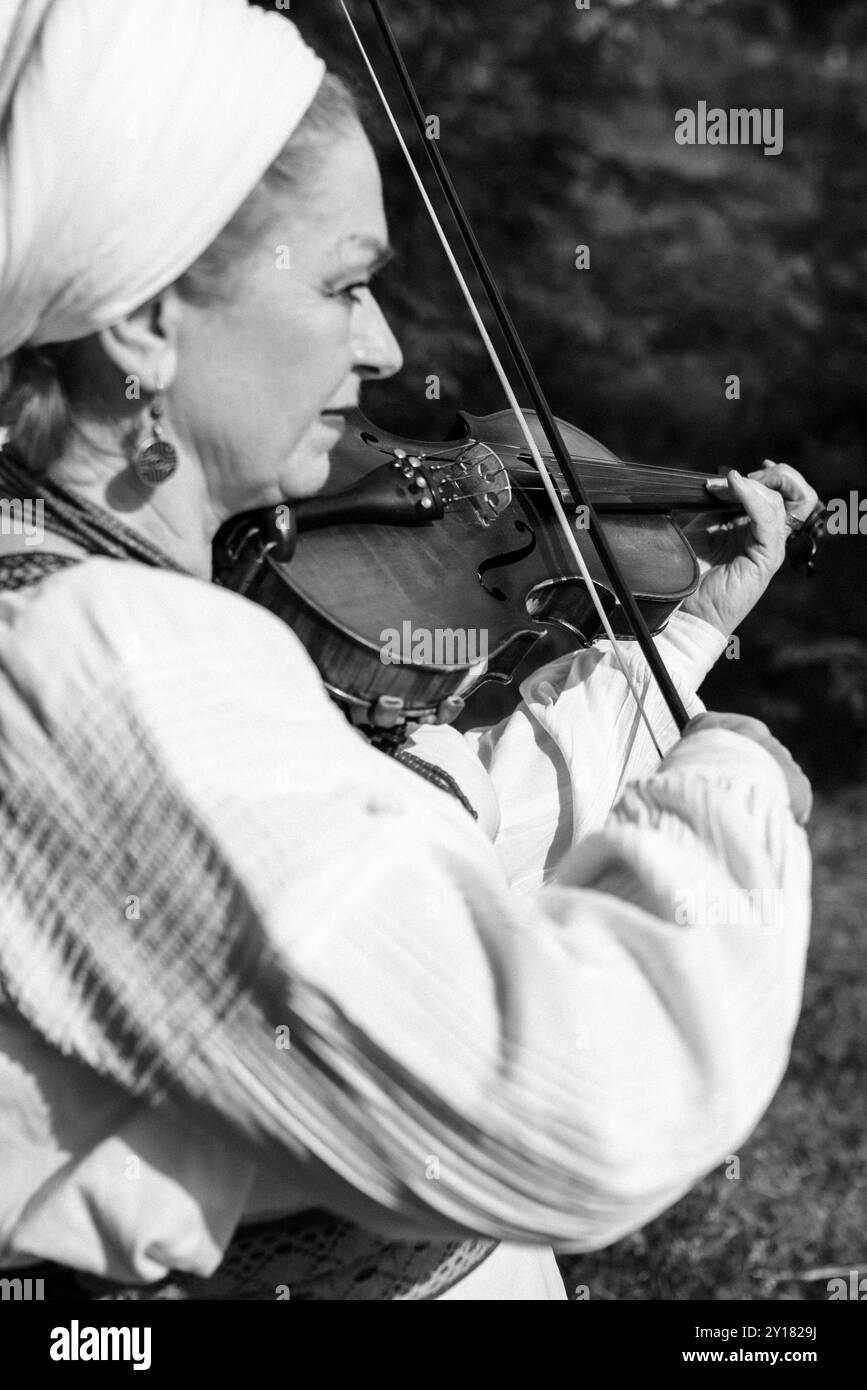 Das ukrainische Volkslied- und Tanzensemble in Nationalkostümen bietet eine große Auswahl an Waren Stockfoto