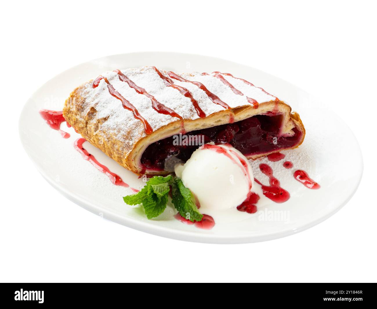 Dekadenter Kirschstrudel mit Vanilleeis und frischer Minzgarne. Stockfoto